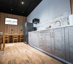 Общий блок для мужчин и женщин в Caps Lock Hostel