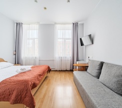 Улучшенная комната с двуспальной кроватью и диваном в Октавиана