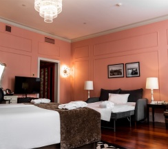 Семейный номер с видом на улицу в Dom Boutique Hotel