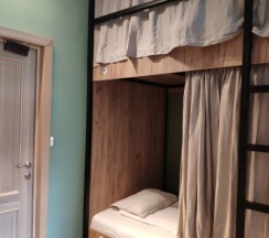 Место в мужской 8 местной комнате в Heritage