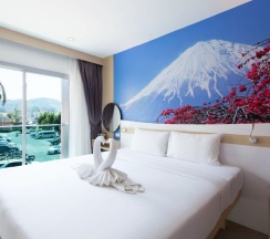 Номер Deluxe с балконом в The AIM Patong Hotel