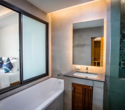 Двухместный номер Deluxe с балконом и с видом на море двуспальная кровать в Samui Bayview Resort & Spa