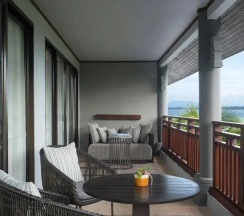 Двухместный люкс c 1 комнатой с видом на бассейн двуспальная кровать в Phuket Marriott Resort And Spa, Nai Yang Beach