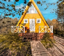 Желтый А дом в А у реки