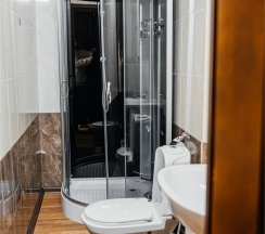 Двухместный номер с двуспальной кроватью и дополнительным местом в Пик Архыза