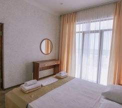 Двухместный люкс с 2 комнатами с видом на море двуспальная кровать в Нарт