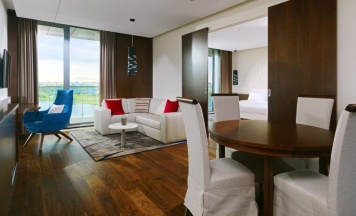 Люкс Premium с балконом и с видом на реку в Minsk Marriott Hotel