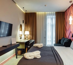 Двухместный номер Deluxe с балконом и с видом на горы двуспальная кровать в Дом у озера