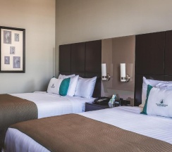 Двухместный номер с балконом и с видом на реку двуспальная кровать в The Cotton Sail Hotel, Tapestry Collection By Hilton
