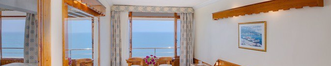 Двухместный номер Family с видом на море двуспальная кровать в Rubi Hotel