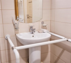 Двухкомнатный двухместный номер для гостей с ограниченными возможностями в Дружба