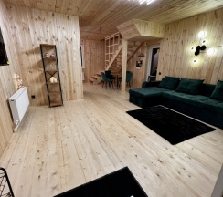 Коттедж с красивым видом из окна в Легенда