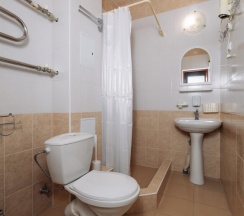 Апартаменты с отдельной спальней , кухней и видом на бассейн  до 3 гостей ( 1 этаж) в Дельфин парк