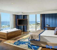 Люкс Royal с видом на бассейн в Kaya Palazzo Resort & Casino Girne