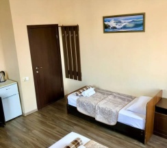 Трёхместный номер Comfort с балконом и с красивым видом из окна в Наш дом