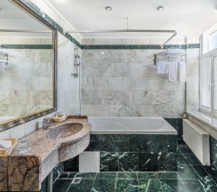 Номер стандарт бизнес с 1 двуспальной кроватью в Гранд мандарин