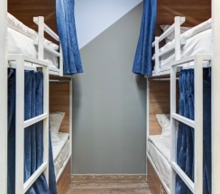 Кровать в просторном 10-и местном общем номере в Roomy Hostel
