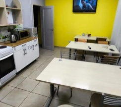 Кровать в общем номере с видом на внутренний двор в Хостел на Геологов