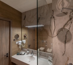 Двухместный люкс Royal c диваном двуспальная кровать в Hayasa Hotel Yerevan