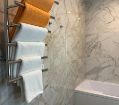 Двухместный люкс с балконом и с красивым видом из окна двуспальная кровать в Лучезарный