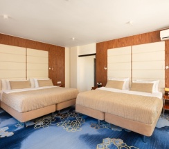 Двухкомнатные апартаменты люкс с балконом и видом на город для 6 гостей в V Hotel&Rooftop lounge