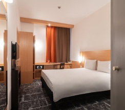 Двухместный номер Standard с видом на город двуспальная кровать в Отель Ibis Астана