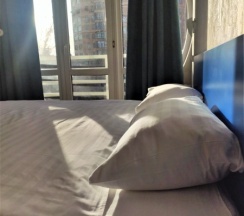 Двухместный номер с с кроватью размера «king-size» и ТВ в ID Hostel