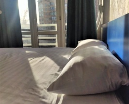 Двухместный номер с с кроватью размера «king-size» и ТВ в ID Hostel