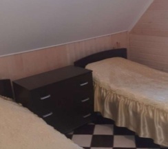 Коттедж с балконом и с красивым видом из окна в Лодж