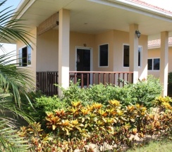 Двухместное бунгало Standard с видом на море двуспальная кровать в Ao Thai Resort