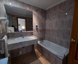 Четырёхместный номер Standard в Hotel Monasterio Granada - Adults Only