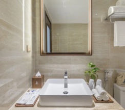 Номер Premier в Canvas Danang Beach Hotel