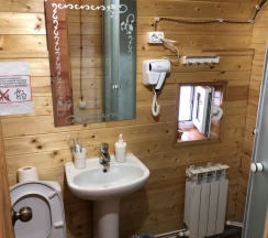Коттедж с балконом и с красивым видом из окна в Events place
