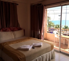 Номер Superior с балконом и с видом на море в Wilai Guesthouse