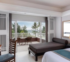 Двухместный номер Deluxe Terrace с балконом и с видом на море двуспальная кровать в Thavorn Palm Beach Resort Phuket