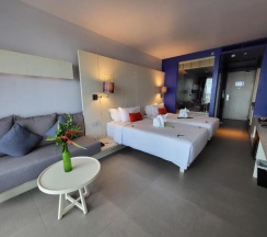 Двухместный номер Superior с видом на море двуспальная кровать в The Yama Hotel Phuket
