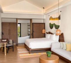 Вилла с бассейном рядом с пляжем в Курортный отель New World Phu Quoc Resort