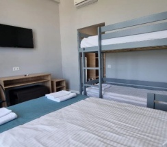 Четырёхместный номер Standard с балконом и с красивым видом из окна в Отель BlackSeaHotel Ldzaa