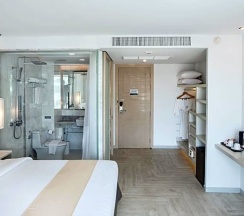 Номер Deluxe с частичным видом на море в The Bloc Hotel Phuket
