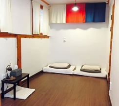Коттедж с 2 комнатами в The Place Seoul Hanok Guesthouse