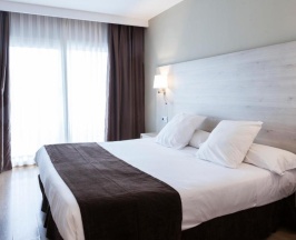 Двухместный номер с видом на бассейн двуспальная кровать в Hotel Helios Lloret