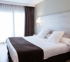 Двухместный номер с видом на бассейн двуспальная кровать в Hotel Helios Lloret