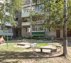 Четырёхместные апартаменты с балконом и с красивым видом из окна в Апартаменты Октябрьская