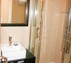 Трёхместный номер Economy в Cromwell Crown Hotel