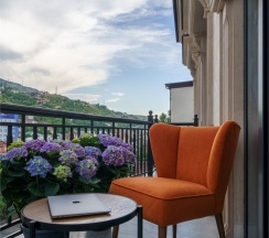 Люкс с балконом в The Rison Hotel