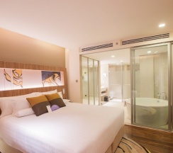 Двухместный семейный люкс двуспальная кровать в Novotel Bangkok Sukhumvit 20