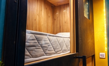 Капсула в 8-местном номере в Автор