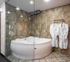 Джуниор Сюит c двуспальной кроватью и гидромассажной ванной в Loft