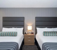Четырёхместный номер Standard в Sandman Signature Calgary Downtown Hotel
