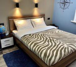 Номер люкс семейный с 1 односпальной и 1 двуспальной кроватью в Pallada